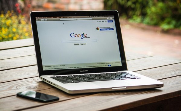 Comment rédiger un avis positif google qui attire des clients ?