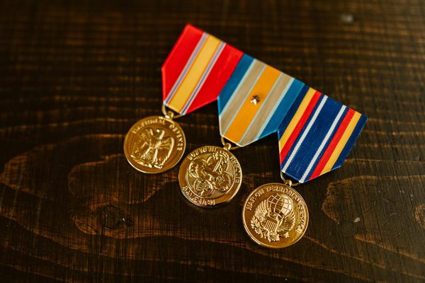 Les médailles officielles : histoire et significations essentielles